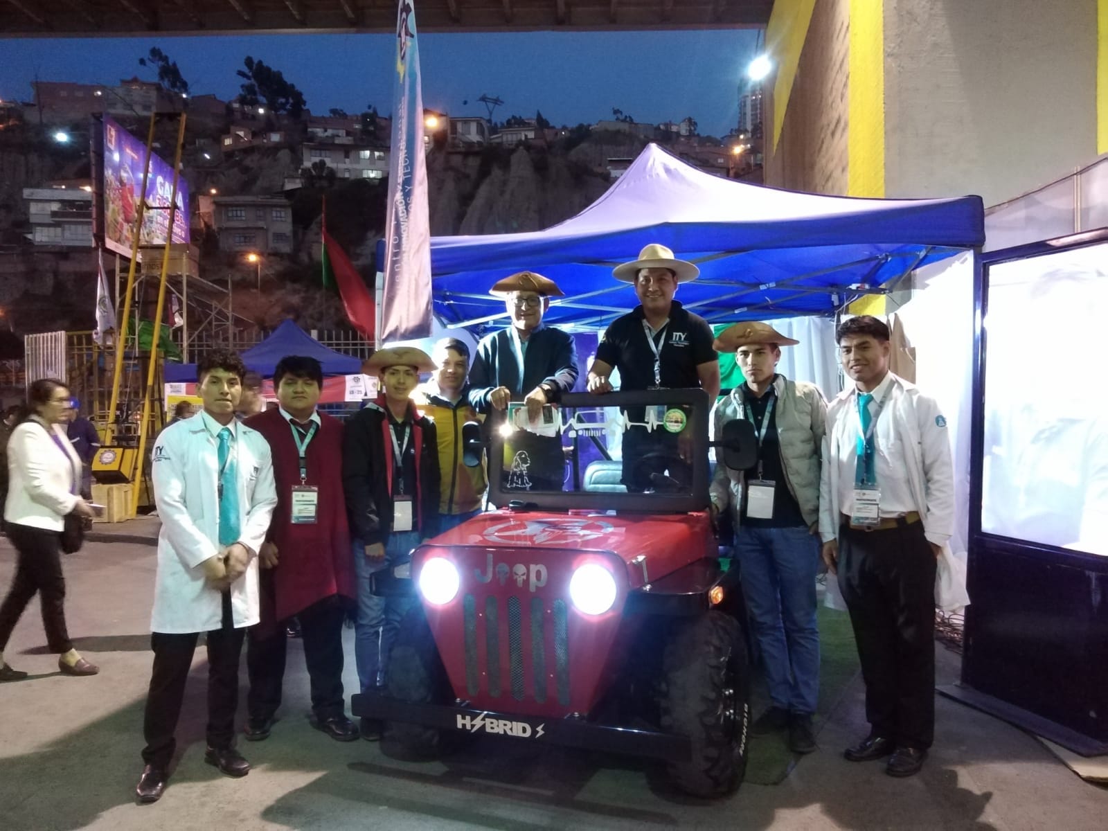 El Ministro de Educación Edgar Pary visitó los Stand de los proyectos que representan al Chaco El Ministro de Educación Edgar Pary visitó los Stand de los proyectos que representan al Chaco